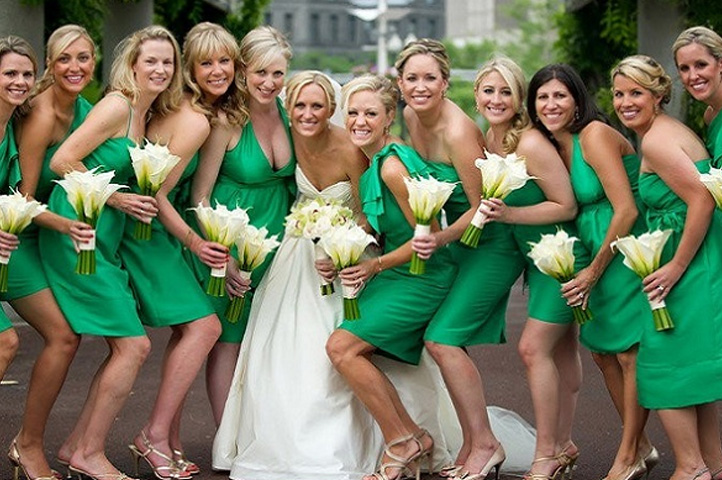 подружки невесты в зеленых платьях