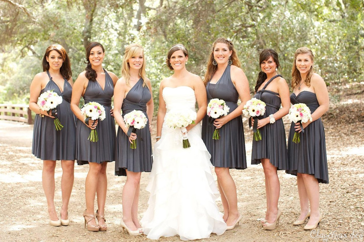 подруги невесты в коротких серых платьях