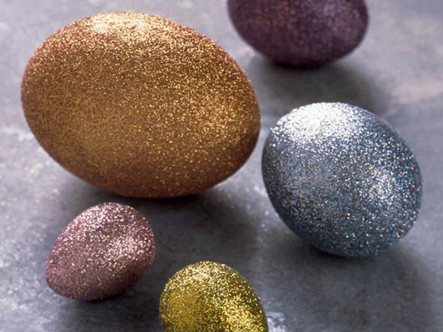 использование блесток в покраске пасхальных яиц