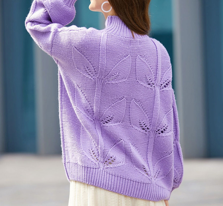 женский свитер сиреневого цвета с рисунком