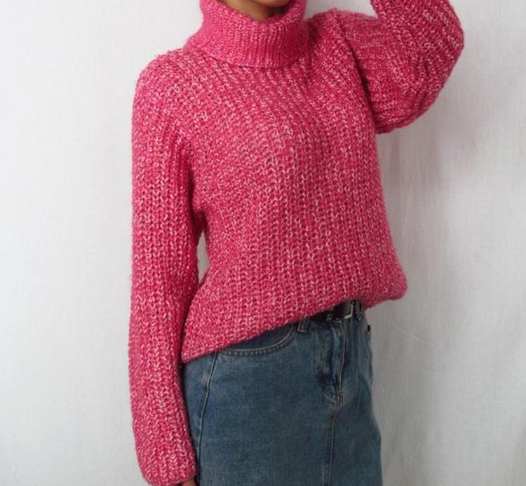 яркий женский вязаный свитер