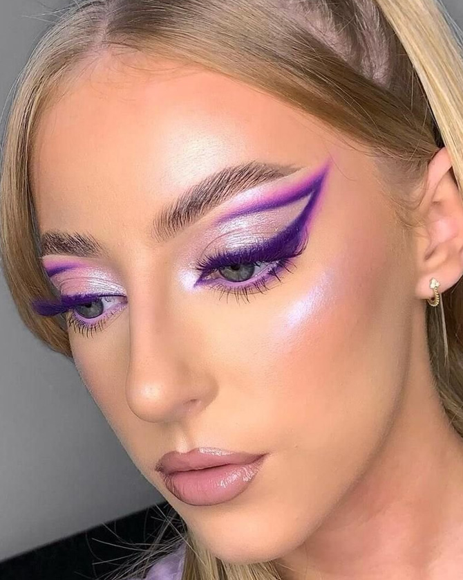 стильный макияж с фиолетовыми стрелками