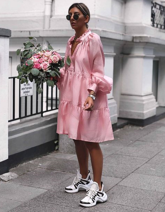 летние кроссовки с розовым платьем