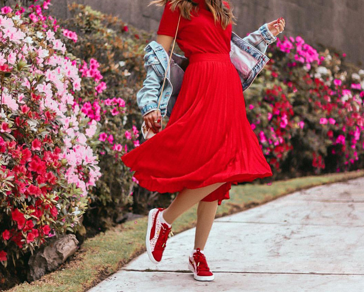 красное платье с летними кроссовками