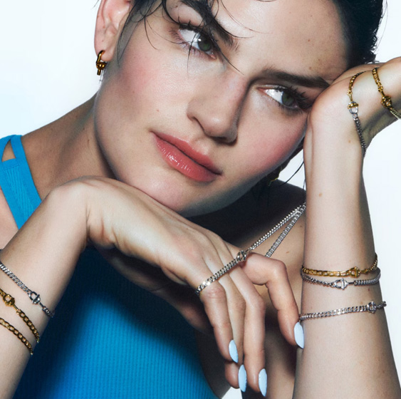 украшения на руках девушки