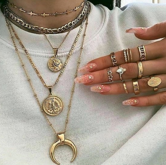 сочетание золотых и серебряных украшений