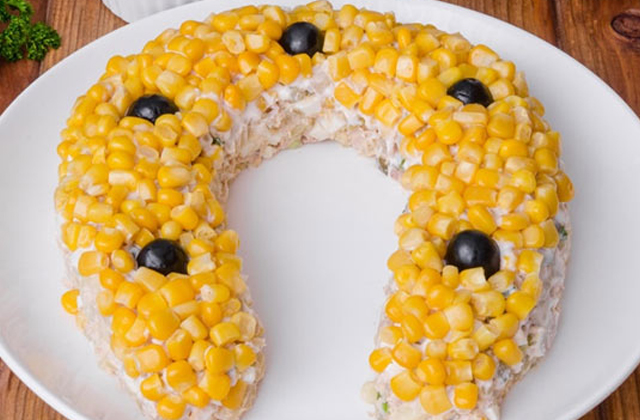 салат в форме подковы