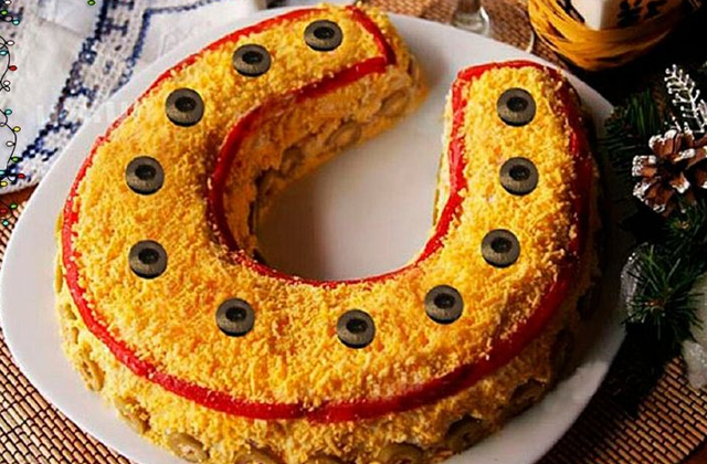 салат в форме подковы на новогодний стол