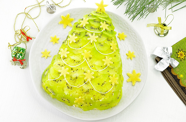 салат в форме новогодней елки
