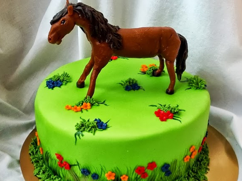 яркий праздничный торт